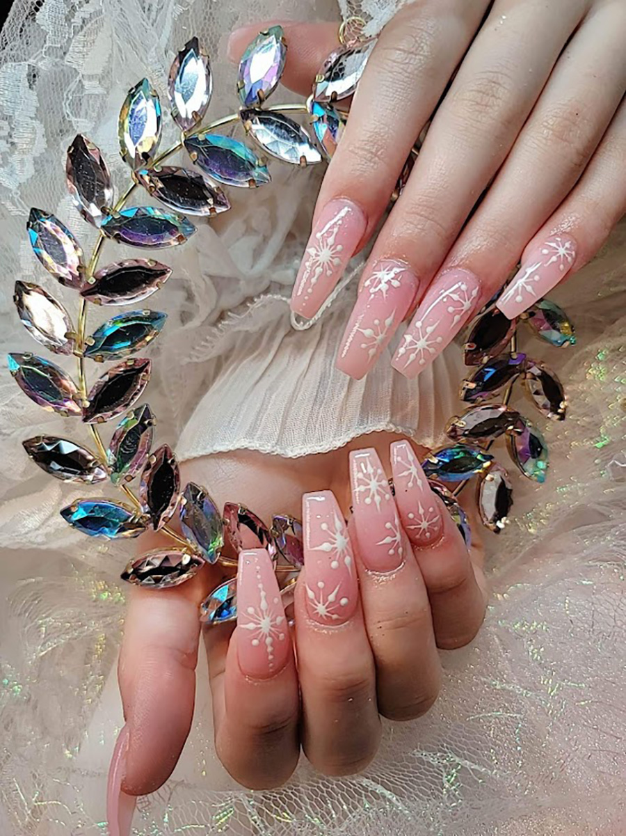 DILA NAILS AND LUXURIES